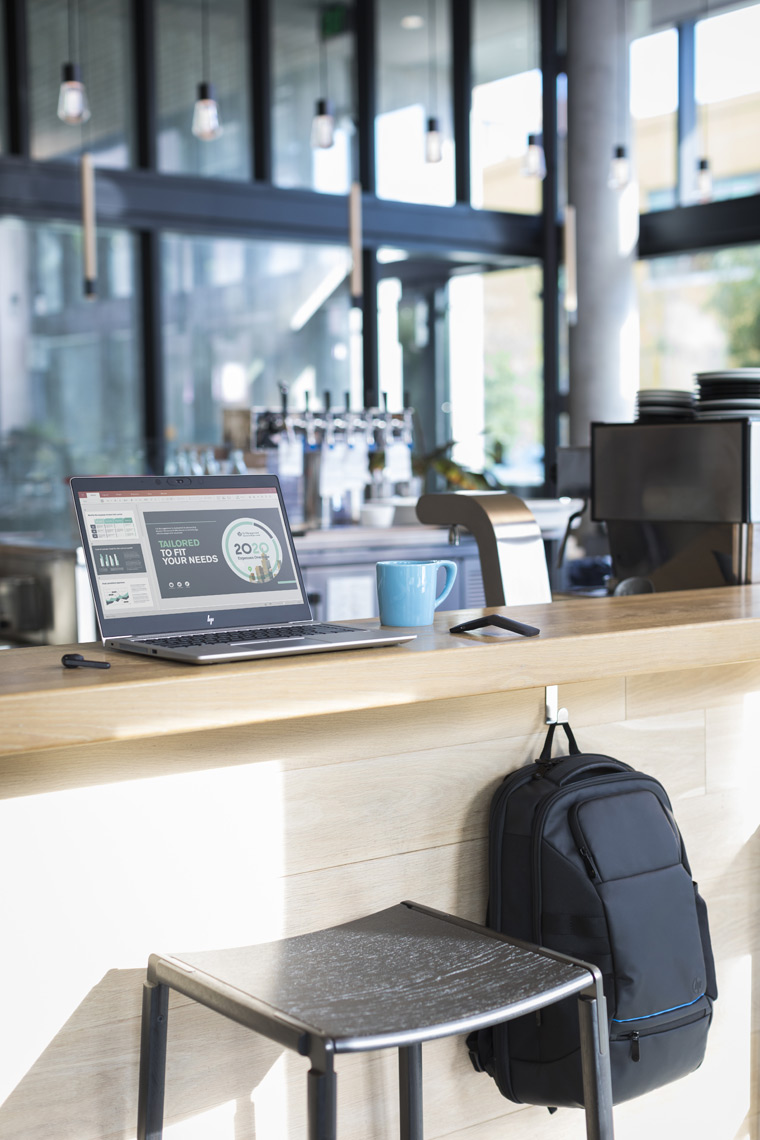 20190112_03_EliteBook745-CoffeeShop_Customer_A_0417